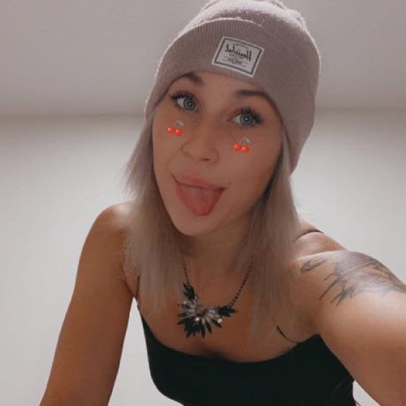 Meet your Posher, Jessica - Picture 1 of 1